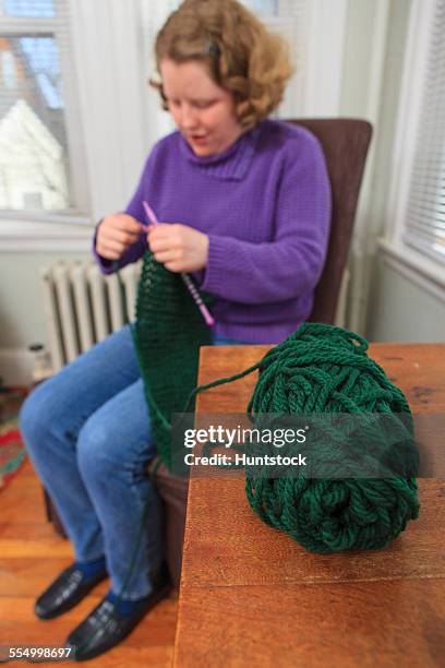 young woman with autism doing her knitting - hemangioma - fotografias e filmes do acervo