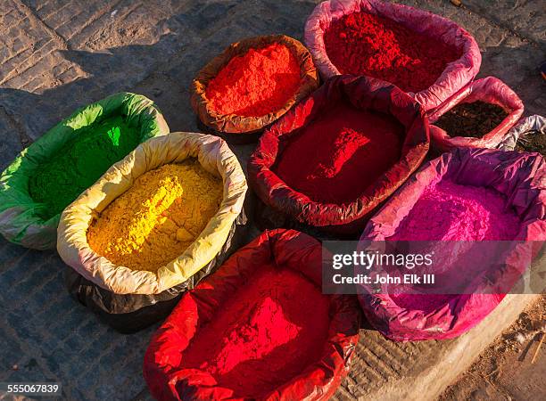 brightly colored tilak powders - dyes foto e immagini stock