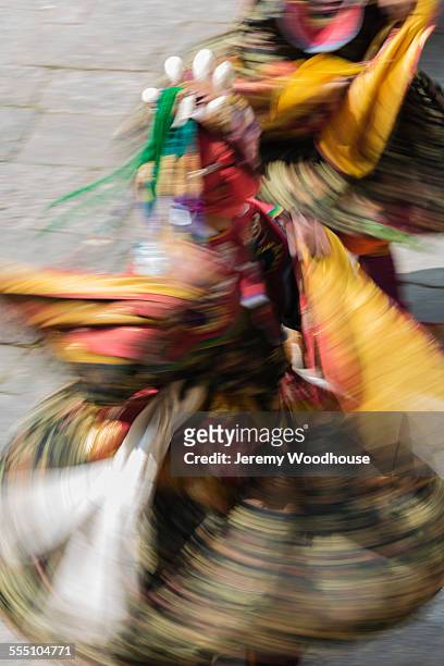 motion blur of performers at the trongsa domche - trongsa district fotografías e imágenes de stock