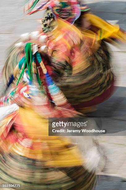 motion blur of performers at the trongsa dromche - trongsa district fotografías e imágenes de stock