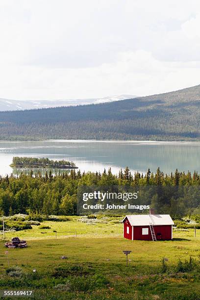 wooden house at lake - swedish lapland 個照片及圖片檔