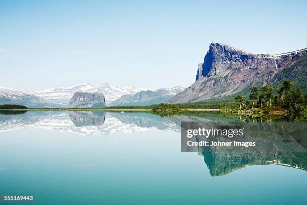 mountains reflecting in lake - nationalpark sarek stock-fotos und bilder