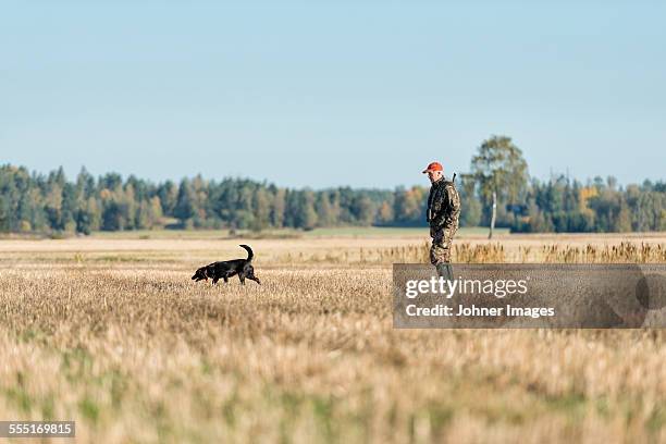 man hunting with dog - perro de caza fotografías e imágenes de stock