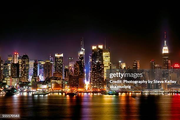 42nd street canyon, new york city - nyc skyline night fotografías e imágenes de stock