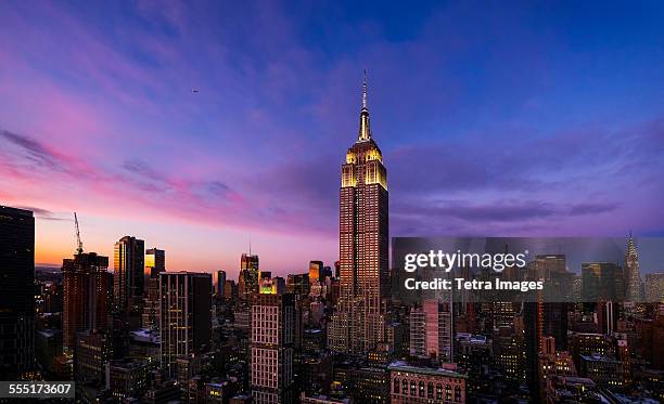 usa, new york state, new york city, empire state building at dusk - empire state building stockfoto's en -beelden