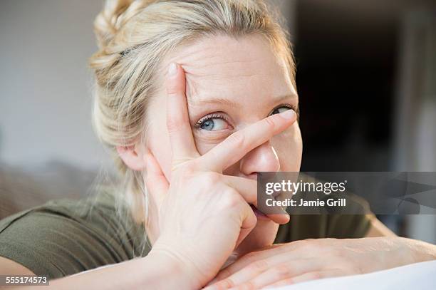 jersey city, woman with hand on her face - verlegen stockfoto's en -beelden