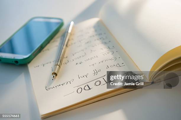 studio shot of notebook with list of things to do - liste de choses à faire photos et images de collection