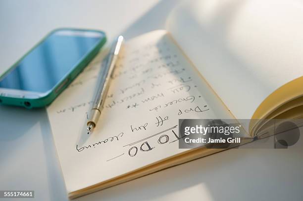 studio shot of notebook with list of things to do - afazeres domésticos - fotografias e filmes do acervo