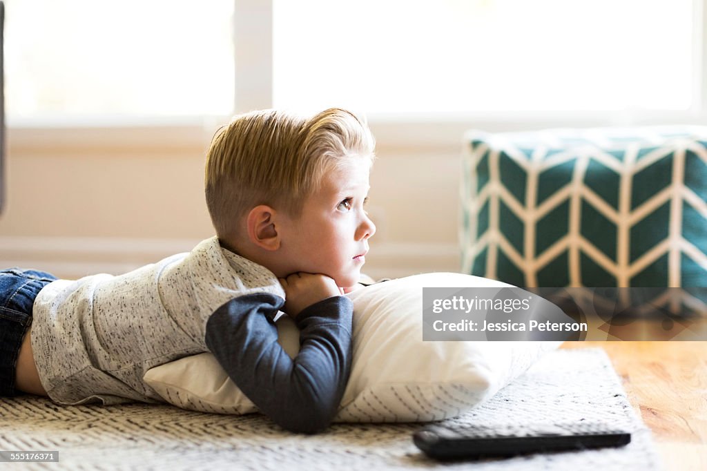 USA, Utah, Salt Lake City, Boy (4-5) watching tv in living room