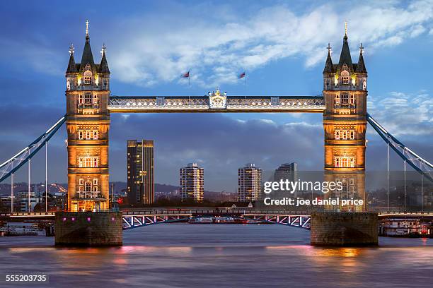 tower bridge, straight on, london, england - tower bridge imagens e fotografias de stock