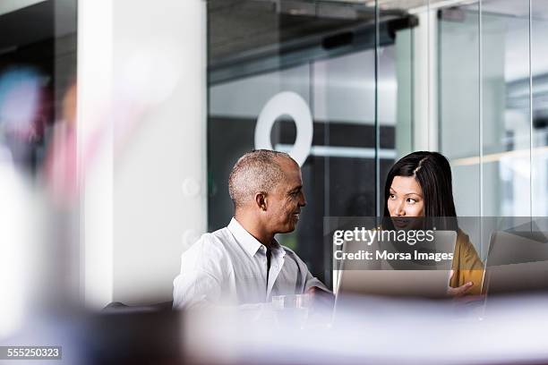 gente de negocios discutiendo en la oficina - enfoque diferencial fotografías e imágenes de stock