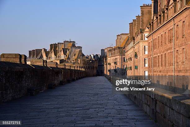 saint malo wall - st malo stock pictures, royalty-free photos & images