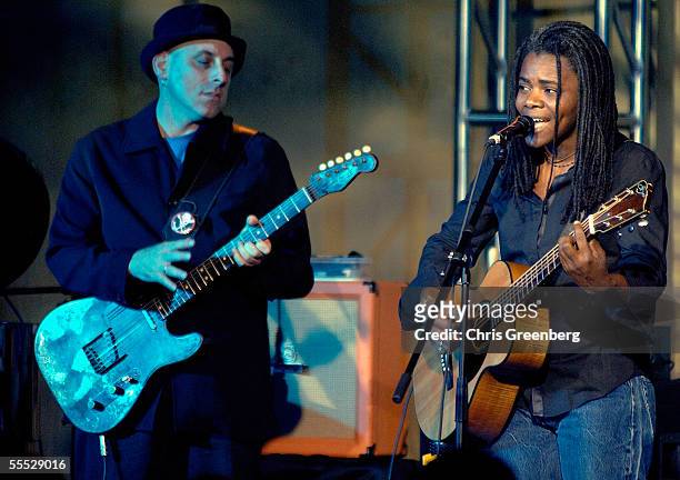 Tracy Chapman performs during the annual YouthAIDS Benefit Gala September 14, 2005 in Washington, D.C.