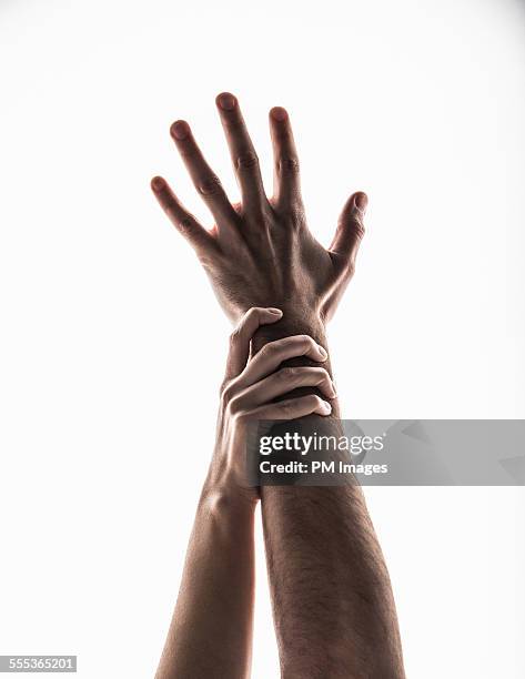 reaching hands - bras humain photos et images de collection