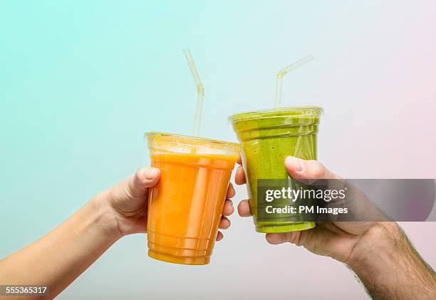 toasting with fruit smoothies - paper cup 個照片及圖片檔