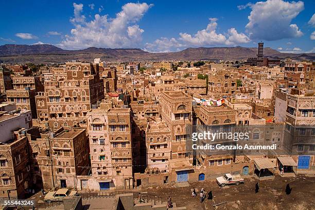 mud houses in sanaa in yemen - sanaa fotografías e imágenes de stock