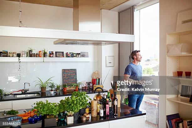40's couple in apartment - coffee cup top view stockfoto's en -beelden