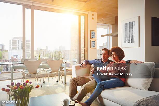 40's couple in apartment - 40s couple sunny photos et images de collection
