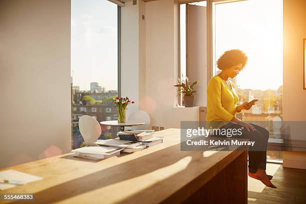 40's couple in apartment - table top view - fotografias e filmes do acervo