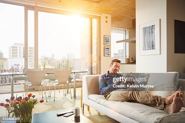 40's couple in apartment - period cup stockfoto's en -beelden