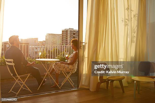 40's couple in apartment - moment friends men european stockfoto's en -beelden