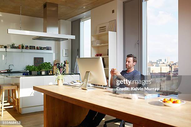 40's couple in apartment - windows pc stockfoto's en -beelden