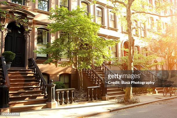 rows of beautiful brownstones in new york city - manhattan stock-fotos und bilder