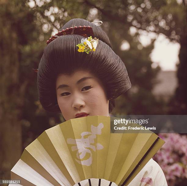 Multistar Geisha 126 Japan Tradition Geisha Fan Stock Photos, High-Res Pictures, and ...