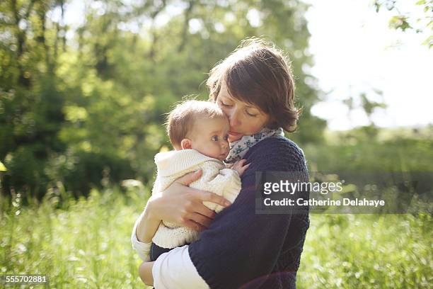 a 3 months baby and her mum in the countryside - 2 5 mois photos et images de collection