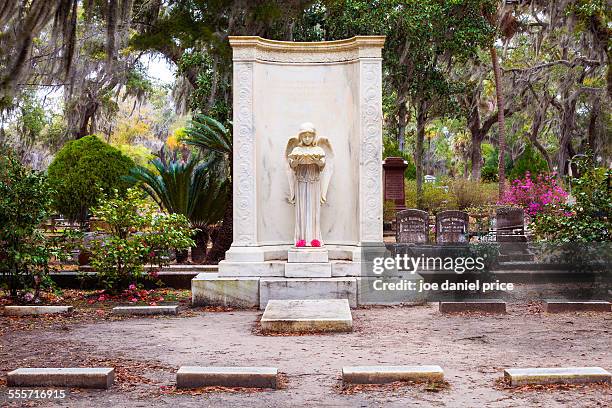 girl with the bowl, bonaventure cemetery, savannah - bonaventure cemetery stock pictures, royalty-free photos & images