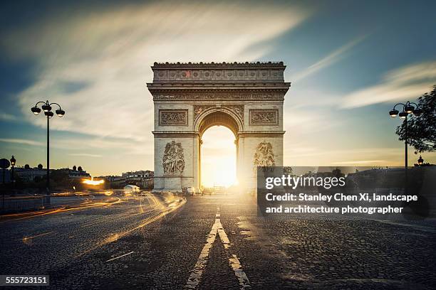 arc de triomphe sunrise - arc de triomphe parijs stockfoto's en -beelden