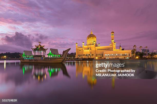 sultan omar ali saifuddien mosque at brunei - brunei fotografías e imágenes de stock