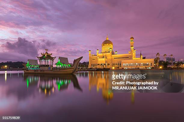 sultan omar ali saifuddien mosque at brunei - bandar seri begawan foto e immagini stock