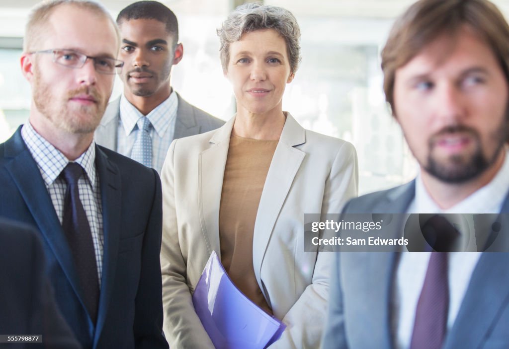 Retrato de grupo del exitoso equipo de oficina de pie en la oficina