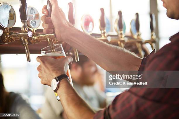 close-up of bartender making cask beers at bar - microcervejaria - fotografias e filmes do acervo