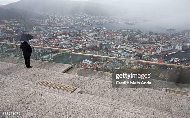 man overlooking a rainy day in bergen - 卑爾根 個照片及圖片檔