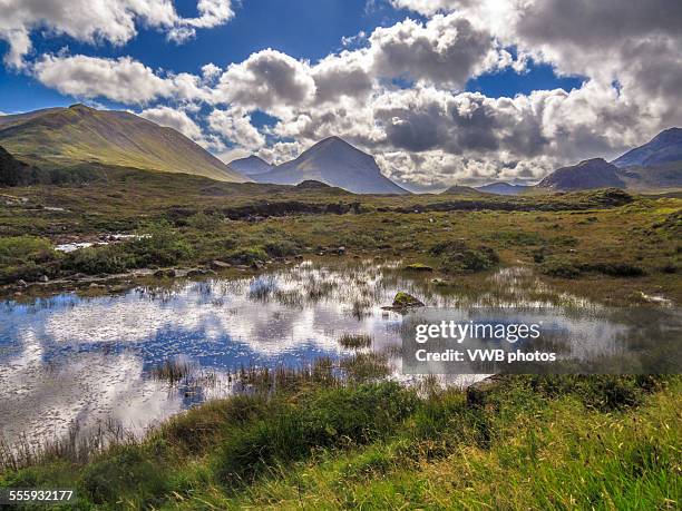 views from sligachan, isle of skye, scotland - glen sligachan 個照片及圖片檔