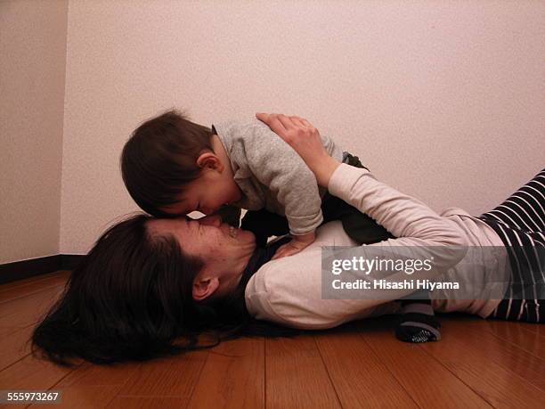 mother and son playing - mit dem kopf stoßen stock-fotos und bilder