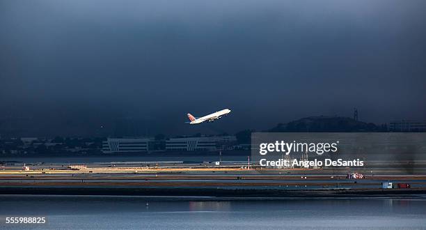 early flight - san francisco international airport stock pictures, royalty-free photos & images