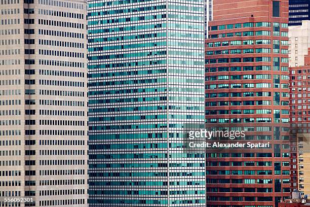 the financial district in manhattan from brooklyn - grattacielo foto e immagini stock