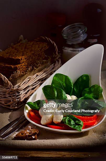 insalata caprese - insalata stock-fotos und bilder