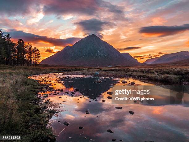 sunset over buachaille etive mor, glencoe, scotlan - rannoch moor stockfoto's en -beelden