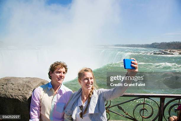 couple taking selfie - niagara falls città foto e immagini stock