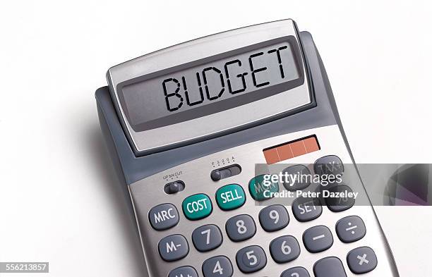 budget written on a calculator - calculatrice photos et images de collection