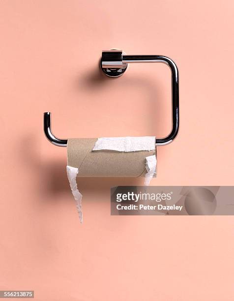 empty toilet roll holder close up - unbequemlichkeit stock-fotos und bilder