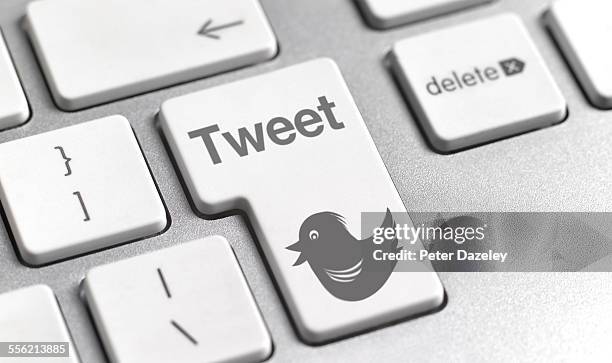 tweet button on keyboard - online chat stockfoto's en -beelden