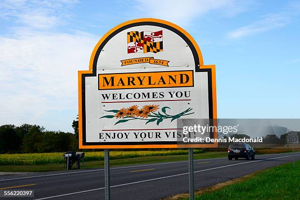 welcome to maryland road sign entering the state - maryland state stock-fotos und bilder