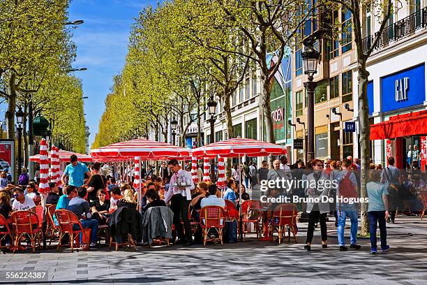 avenue des champs elysees in paris - シャンゼリゼ通り ストックフォトと画像