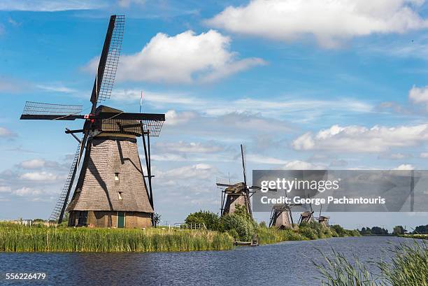row of windmills in kinderdijk - molen stockfoto's en -beelden