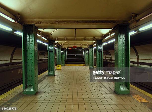 clark street subway - new york city subway stock-fotos und bilder